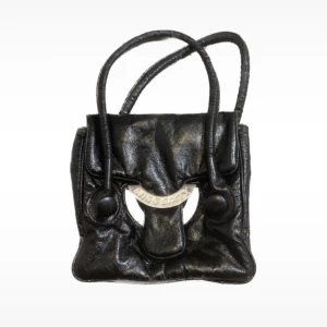 MISS SIXTY VINTAGE VÄSKA VINTAGE BAG Y2K YK2 - Svincool, unik vintage väska från Miss Sixty. Lite skav på väskan pga att den är vintage men magnetknappen samt dragkedjan på innerfickan funkar perfekt. Kan skicka fler bilder på väskan och svarar mer än gärna på frågor♥️