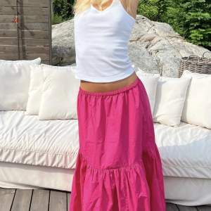 Rosa trendig kjol från H&M i strl XS. Säljer endast vid bra pris 😭💘 Lånade bilder. 