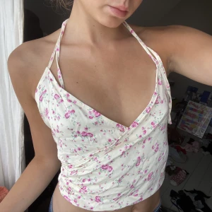 Zara topp - Somrig topp ifrån zara. Kommer tyvärr inte till användning 