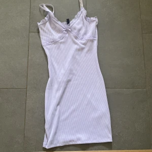 Klänning - En ljus lila helt oanvänd klänning från hm, super fin säljer för att jag hunnit växa ur den sen jag köpte den och han aldrig använda