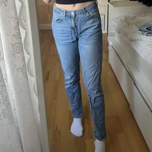 Raka, midwaist jeans från BikBok never denim. Storleken är S. Använda ett par gånger och har fått lite färgfläckar på ena benet pga urtvättning, se bild. I övrigt bra skick.