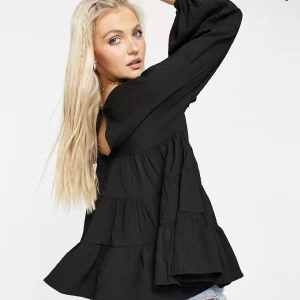 Svart blus - Svart blus från Asos i storlek 38, men väldigt rymlig så skulle tro att den passar bra på dig som bär storlek 40-42 också. Aldrig använd, nyskick. Säljer även en likadan i vitt, se annons i min profil.