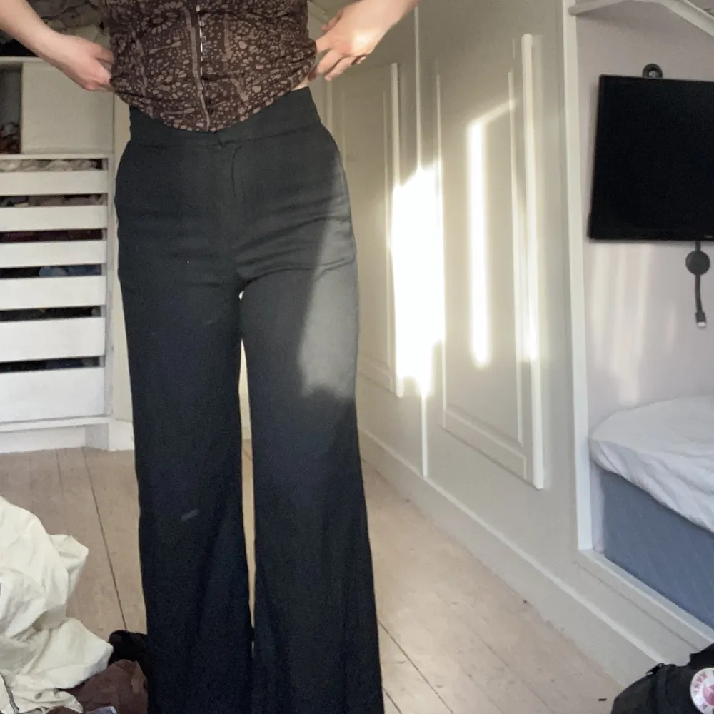 Svarta kostymbyxor i storlek 36 från Lindex💛kontakta mig vid köp eller frågor💛. Jeans & Byxor.