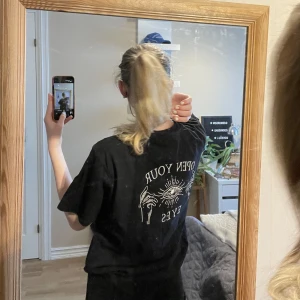 T-skirt  - En svart t-skirt från Lager 157 i bra skick!🤍 skriv priv för fler bilder!