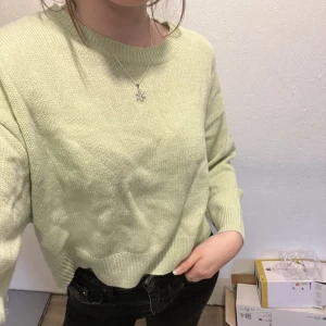 Ljus grön stickad tröja  - Ljus grön stickad från hm. 