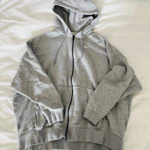 Säljer min Nike oversized zip hoodie storlek S nypris 749kr. Använt skick 