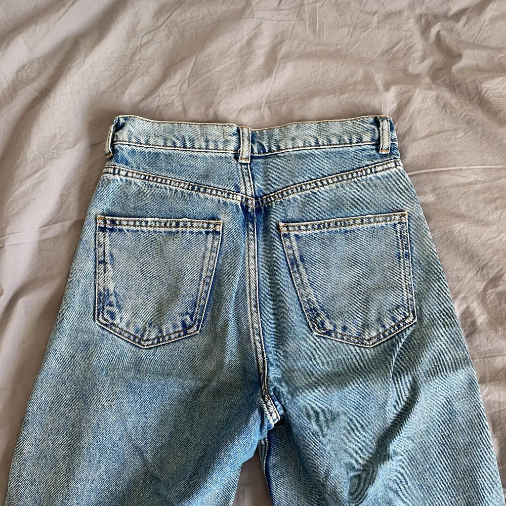 Långa jeans från Zara i bra skick. Långa på mig som är 170 cm. Oversized modell. Jeans & Byxor.