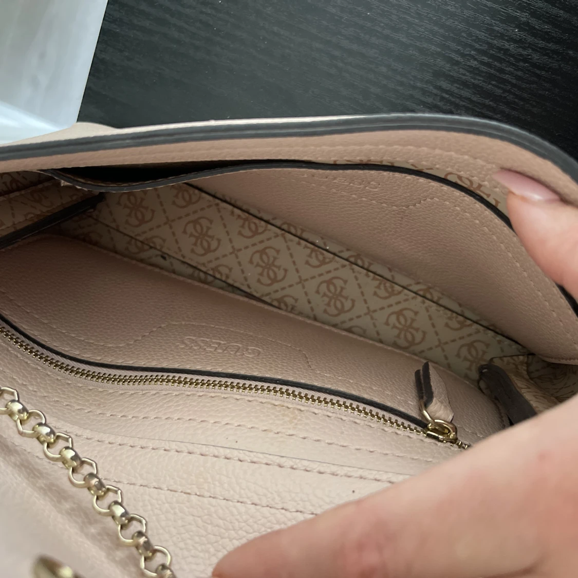 Guess axelväska  - 90