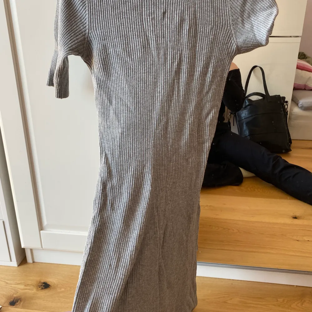 En grå kläning som är lite tjockare så går att ha året om jag hade den på min avslutning i december som syns i sista bilden. Klänningar.