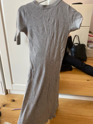 Grå kläning - En grå kläning som är lite tjockare så går att ha året om jag hade den på min avslutning i december som syns i sista bilden