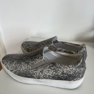 Ormmönstrade skor - Säljer dessa superfina ormmönstrade skor pga det inte kommer till användning. Det är använda ett par gånger därav är de smutsiga, men de är i superfint skick!🐍🤍 (fake skin!)