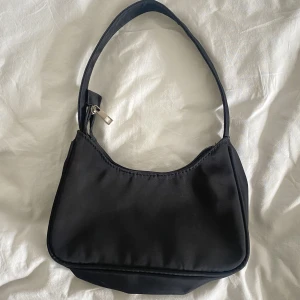 Svart baguettväska - Basic svart baguetteväska!! Passar till allt och i bra skick🥰