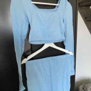 Set med topp och kjol - Så fint set med kjol och långärmad topp i storlek M! Ej använt och prislappen sitter kvar!