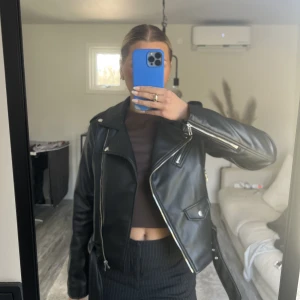 Skinn jacka  - Helt ny skinnjacka från zara, aldrig använd 