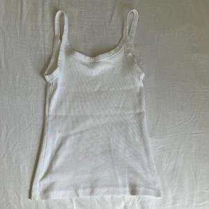 Linne - Säljer ett vitt ribbat linne. Köpte på h&m förra året men har inte kommit till användning. Jättefint. 