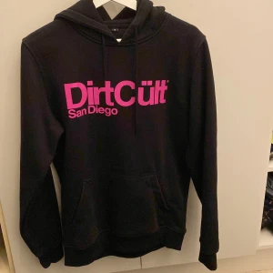 hoodie - säljer svart dirtcült hoodie då den inte kommer till använding. aldrig använd. köparen står för frakten🥰