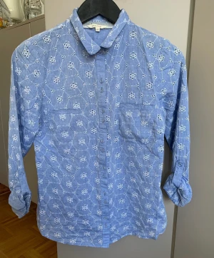 Skjorta 36 med broderier - Skjorta från White Stuff  Engelsk märke  Skjortan har fina broderier  Storlek 10 Uk dvs 36 EU Mycket fint skick 