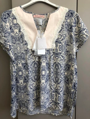 Blus topp mönstrat L Culture  - Culture blus /Topp Storlek L Liten svag smuts från smink som var redan när jag köpte och den kommer att gå bort i tvätten  Passar även M Ny med prislappen kvar 