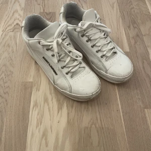Saint Laurent sneakers  - Fina Saint Laurent-skor köpta på BS för 3544kr (ordinarie pris är ca 7000kr) Säljes då jag inte använder dem.  Mycket bra skick! 