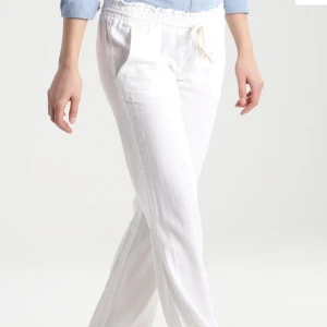 Roxy byxor S - Säljer dessa jättefina roxy byxor i s. Finns fortfarande prislapp kvar på dom då dom var alldeles för små för mig. Dom är helt oanvända endast testade.  Har ett bud på 700