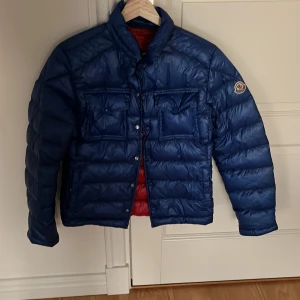 Moncler jacka  - Moncler jacka knappt använd eftersom den var för liten har lågt pris för att vill få in pengar snabbt 