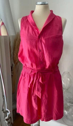 Byxdress/ jumpsuit Gant silke/bomull  - Byxdress från Gant med fickor i sidan  Storlek 36 Silke/bomull  Nyskick 