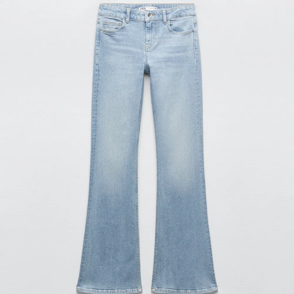 Säljer helt oanvända jeans pga fel storlek . Jeans & Byxor.