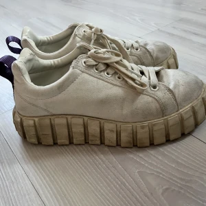 Eytys  - Säljer mina fina eytys som jag är väl använda därav så smutsiga💖