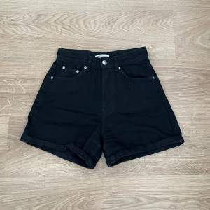 Svarta shorts i strlk XS/32