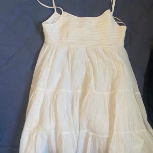 Jättegullig vit klänning från zara. Den har fortfarande lappen kvar men den har en liten defekt som syns på andra bilden vilket jag tror är lätt att sy ihop! Skriv privat för frågor 💘