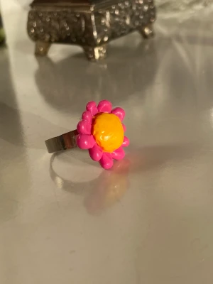 Handgjord ring blomma  - Gjord i polymerlera. Justerbar ring. 