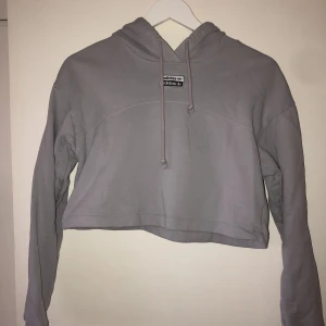 Adidas tröja - Knappt använd!