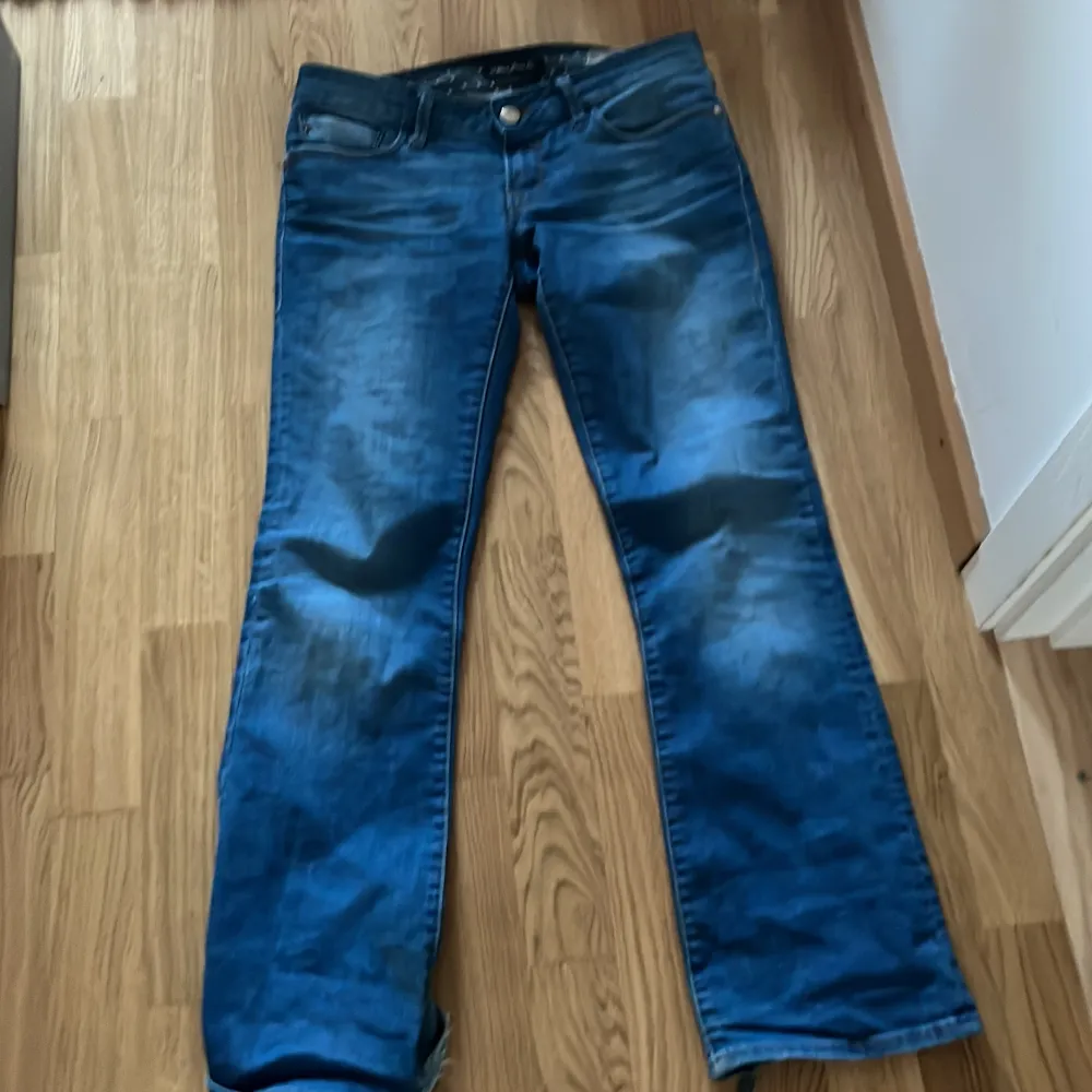 Mavi Bootcut jeans(modell bella) som är tvär fina men för stora på mig. Ser helt nya ut bara att det är lite slitna på botten. Köpte för 550kr. Pris kan diskuteras och skriv privat för mått💗. Jeans & Byxor.