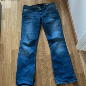 Low waist jeans - Mavi Bootcut jeans(modell bella) som är tvär fina men för stora på mig. Ser helt nya ut bara att det är lite slitna på botten. Köpte för 550kr. Pris kan diskuteras och skriv privat för mått💗