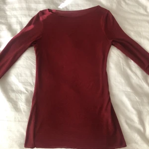 Intimissimi tröja - Säljer den trendiga intimissimi tröjan i röd. Använd men ändå fint skick, så säljer för bra pris. Nyskick: 500kr, säljer för 299kr. Storlek S, men passar Xs-M skulle jag säga! Säljer då jag vill köpa en annan färg! Köparen står för frakten💖