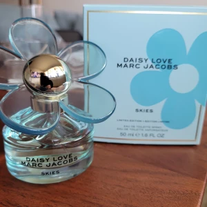 Marc Jacobs parfym - Endast lite använd, se bild. Köptes för cirka 800 kr. Har en annan favoritparfym så denna används inte 🌸