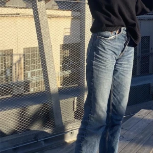 Zara mid rise waist jeans - Hej, säljer dessa populära jeans från Zara, mid rise waist jeans i mörk blå färg. Storlek 38 eller M. Bra skick förutom vid höften finns det ett litet hål men som knappt synd pga att den sitter vid midjan. 