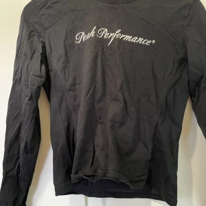 Peak performance  - En peak performance tröja, storlek L men är mer som en S/M, använd få tal gånger. Kan skickas med frakt, Swish betalning. 