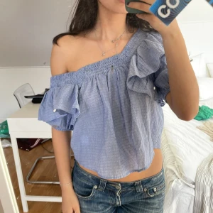 Topp från zara - Jätte söt Rutig topp från zara med volanger på ärmarna. Fint skick och bara använd ett fåtal gånger. 