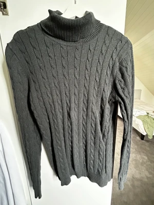 John Henric Turtle Neck - John Henric Turtle Neck Storlek: M  Använd fåtal gånger, nypris; 1500 nu 300
