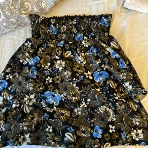 kjol - säljer denna super söta kjol. Den är oandvänd, väldigt bra skick. EJ KÖP NU 