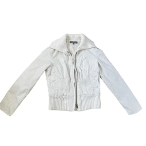 Vårjacka  - Har fläckar, har inte testat att få bort dem. Kontakta vid intresse <3