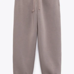 Mjukisbyxor - Beige/Bruna mjukisbyxor från H&M som är för små för mig. Försökte få en så tydlig bild som möjligt men om ni vill ha fler kom privat <3  Ordpris 199-: 