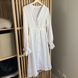 Klänning  - Något mindre 36a, går till mellan knä och fotled på mig som är 170cm. Polyester 🐈‍⬛ 