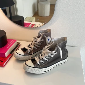 Brun/Beige Converse - Säljer mina bryn/beigea converse då jag aldrig använder dem. De skiftar i lite olika färger tror det kan va att den ena är lite solblekt, därav priset. Användt skick. Storlek 36 eller 3,5.