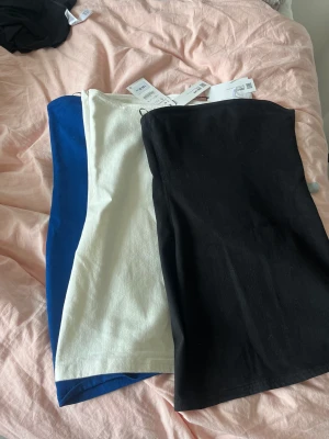 3 bandeau klänningar - 3 denim klänningar som jag aldrig fått användning av. Perfekta till sommaren!! Orginal pris för alla tsm 420 men jag säljer för 290kr! LAPPEN KVAR!!💞(säljs tsm)