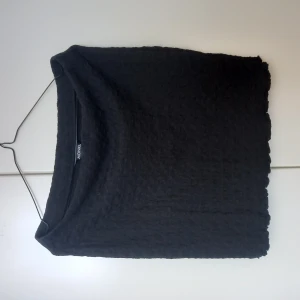 Monki skirt - Never used in perfect condition  above knee, short skirt with textured fabric. No return. Shipping is not included in the price. 