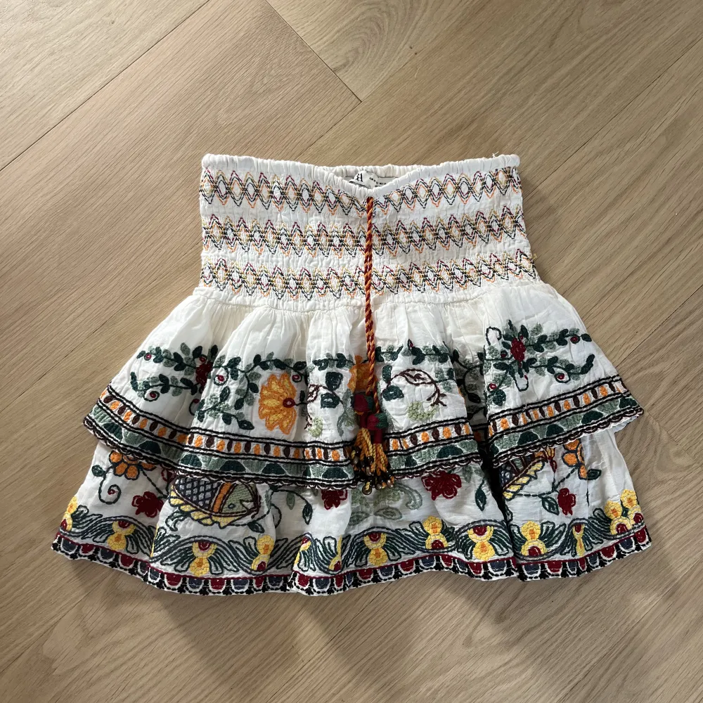 Säljer denna super trendiga volang kjolen från zara!!! (Nyskick). Kjolar.