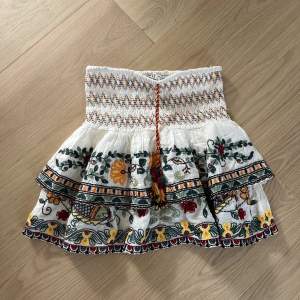 Säljer denna super trendiga volang kjolen från zara!!! (Nyskick)