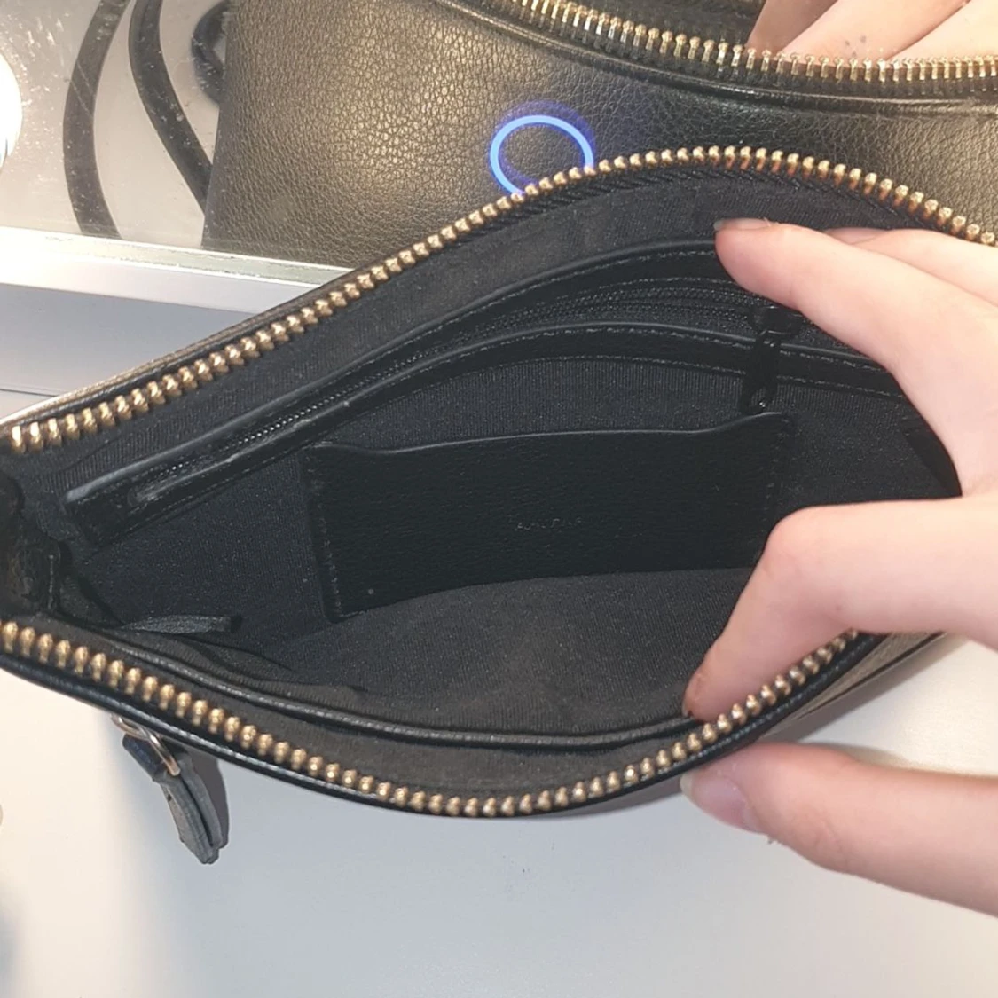 En svart liten väska med band - 91